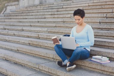 Dizüstü bilgisayarda yazarak ve içme kahve dışında kız öğrenci