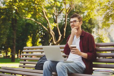 Kahve fincanı holding ve onun smartphone üzerinde konuşan adam