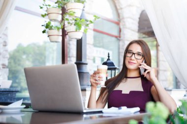 Evet ve açık havada kahve içme genç iş kadını