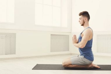Adam eğitim yoga kahraman poz, yan görünüm