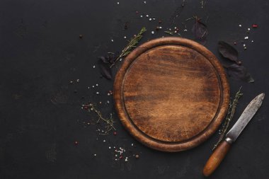 Koyu arkaplanda tahta kesme tahtası