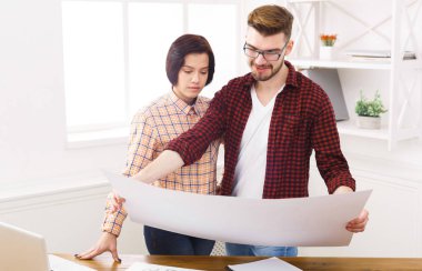 İki arkadaşları mimari proje tartışıyor