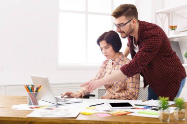 İki arkadaşları mimari proje tartışıyor