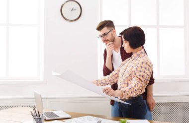 İki arkadaşları mimari proje tartışıyor