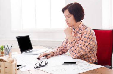 Genç mimar ofis planları ile çalışma