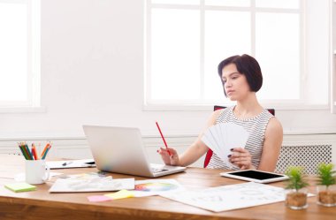 Genç tasarımcı ofis planları ile çalışma