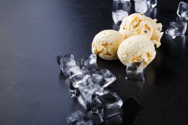 Siyah arka plan üzerine buzlu dondurma kaşık toz