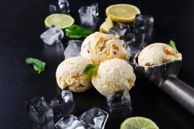 Siyah arka plan üzerine buzlu dondurma kaşık toz