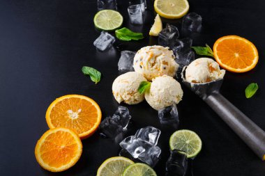 Siyah arka plan üzerine buzlu dondurma kaşık toz