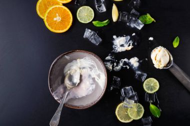 Boş kase dondurma siyah arka plan üzerine