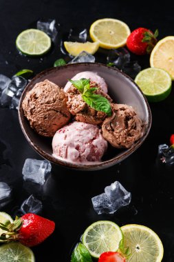 Porsiyon meyve siyah ile dondurma kaşık toz