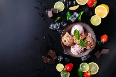 Porsiyon meyve siyah ile dondurma kaşık toz