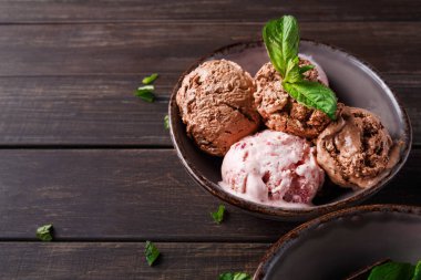 Porsiyon meyve ahşap üzerine dondurma kaşık toz