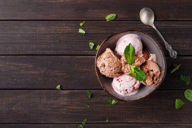 Porsiyon meyve ahşap üzerine dondurma kaşık toz