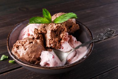 Porsiyon meyve ahşap üzerine dondurma kaşık toz