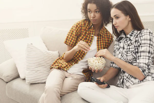 Interessierte junge Frauen, die zu Hause fernsehen — Stockfoto