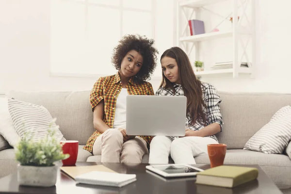 Zwei schöne Frauen mit Laptop zu Hause — Stockfoto