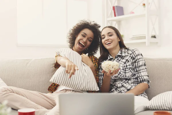 Smiling young women watching movie at home — Stock Photo, Image