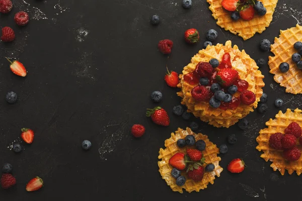 Yuvarlak Belçika waffle çilek ile