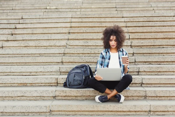 Töprengő diák ül a lépcsőn használ laptop — Stock Fotó