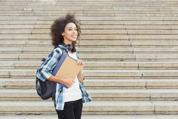 学生女孩与书在大学背景 — 图库照片