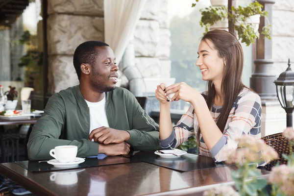 Pareja joven usando teléfonos inteligentes móviles en la cafetería — Foto de Stock