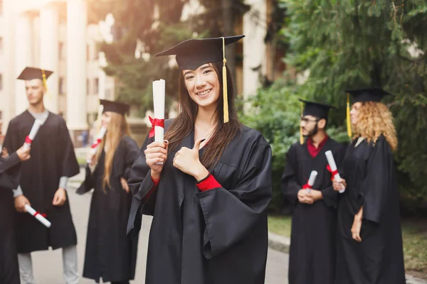 Šťastná mladá žena na její maturitní den. — Stock fotografie