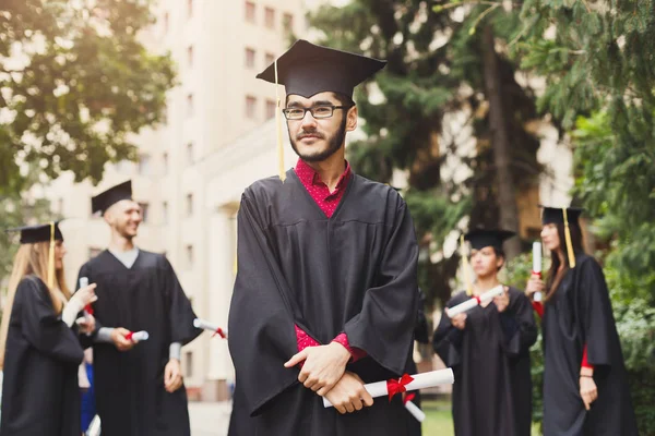 Jeune homme le jour de son diplôme . — Photo