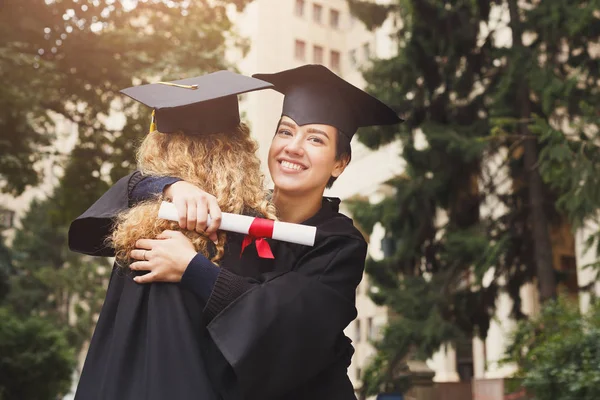 Diplomás, hogy egy ölelés — Stock Fotó