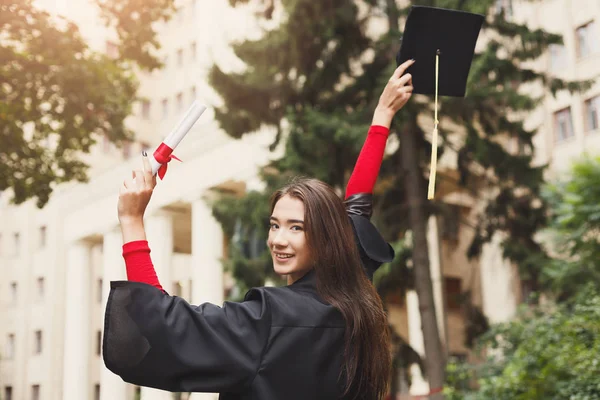 Glückliche junge Frau an ihrem Abi-Tag. — Stockfoto