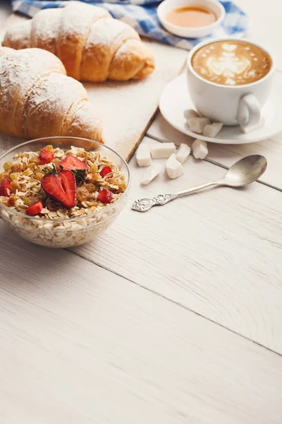 Muesli with strawberry, healthy breakfast — Stock Photo, Image