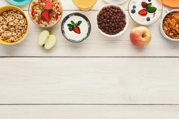 Comidas saludables para el desayuno en mesa de madera espacio de copia —  Fotos de Stock