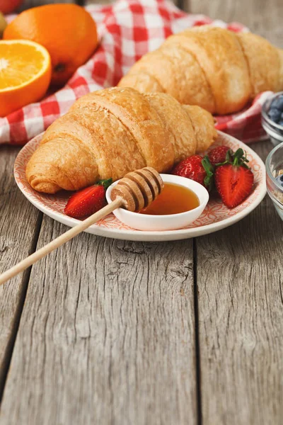 Свіжі хрусткі круасани та апельсиновий сік для ранкової їжі — стокове фото