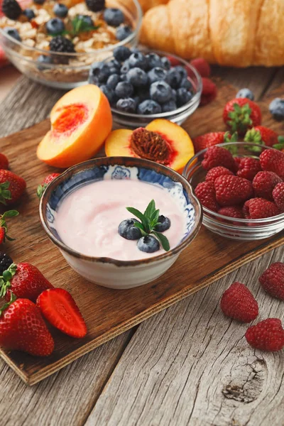 Färska knaprig croissanter och ljus grekisk yoghurt morgon måltider — Stockfoto