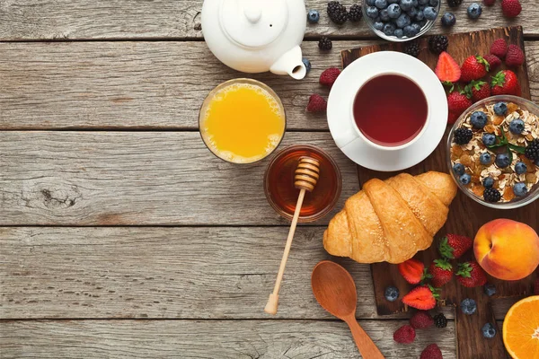 Gustosa pasticceria, frutta e bacche su legno rustico, vista dall'alto — Foto Stock