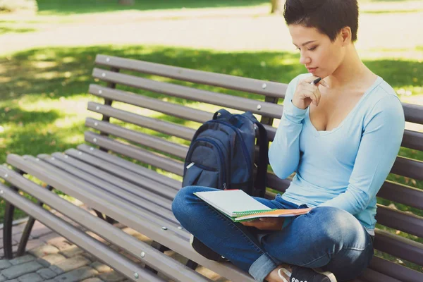 Mujer joven escribiendo en cuaderno al aire libre —  Fotos de Stock