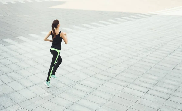 Jovem jogging mulher no espaço de cópia da cidade — Fotografia de Stock