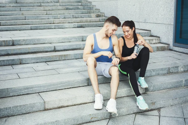 Läuferinnen und Läufer machen Pause auf den Stufen — Stockfoto