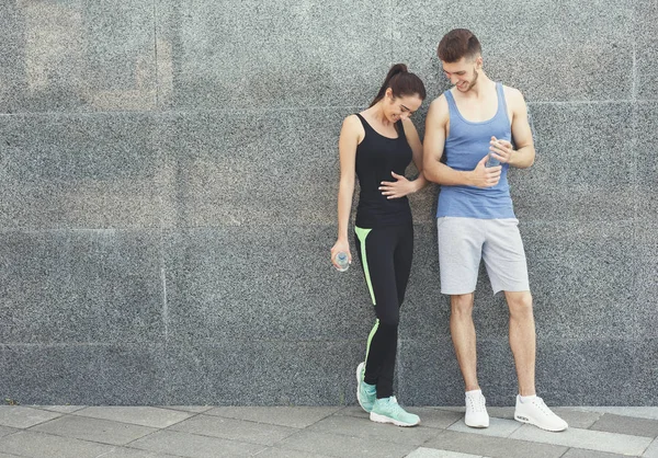 Mutlu bir adam ve kadın molası sırasında rahatlatıcı