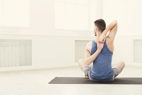 Man utbildning yoga kopia utrymme — Stockfoto