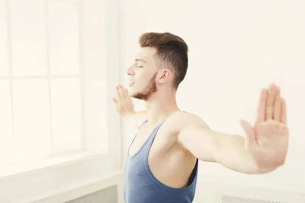 Hombre entrenamiento yoga pose, copiar espacio — Foto de Stock