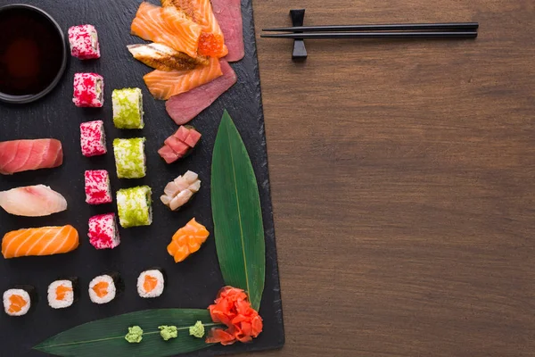 Vegyes sushi, maki és rusztikus, fából készült háttér tekercs — Stock Fotó