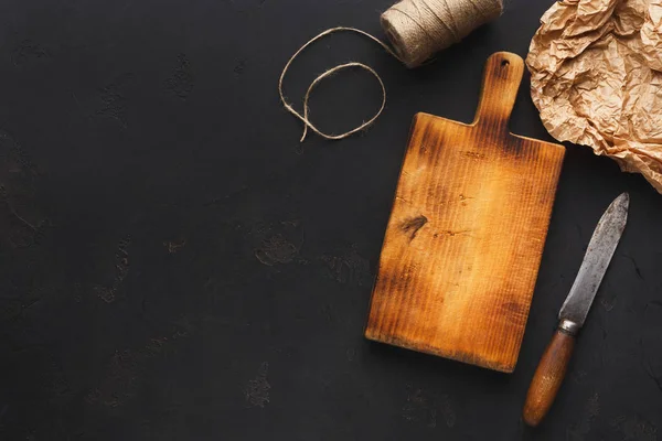 Tabla de cortar de madera sobre fondo oscuro — Foto de Stock