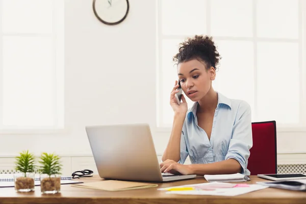 Konzentrierte Geschäftsfrau telefoniert — Stockfoto