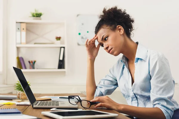 Mujer de negocios frustrada con dolor de cabeza en la oficina —  Fotos de Stock