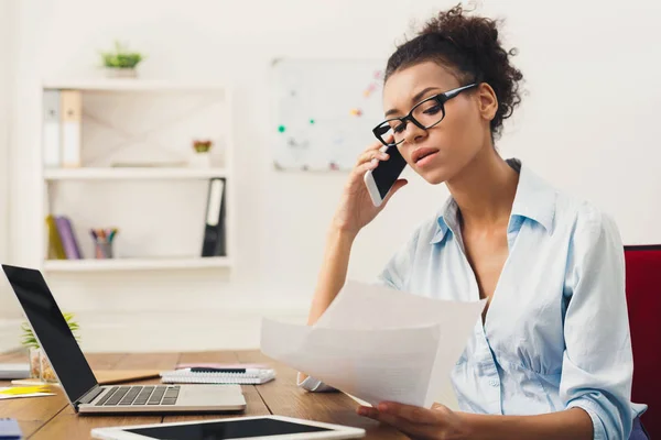 Seriöse Frauenberatung per Telefon im Büro — Stockfoto