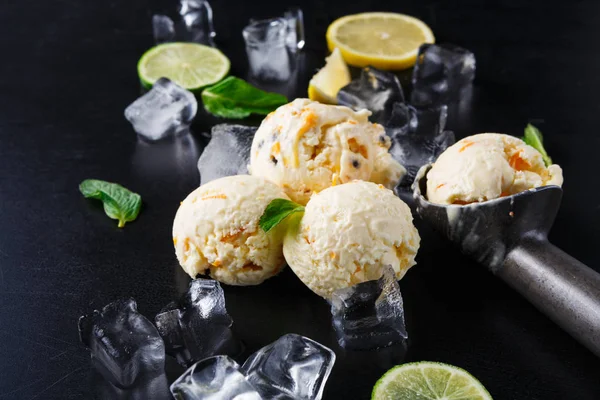 Ice cream scoops with ice on black background — Stock Photo, Image