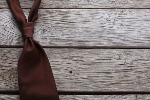 Corbata de moda para hombre sobre fondo de madera rústica — Foto de Stock