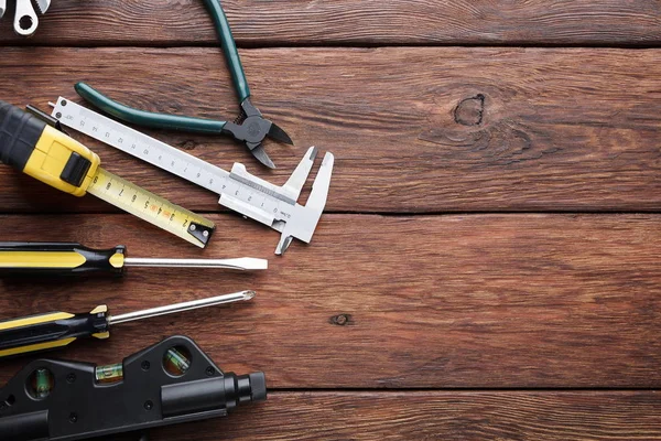 Herramientas de reparación sobre fondo de madera con espacio de copia — Foto de Stock