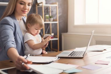 Genç çalışan anne bebek ile vakit